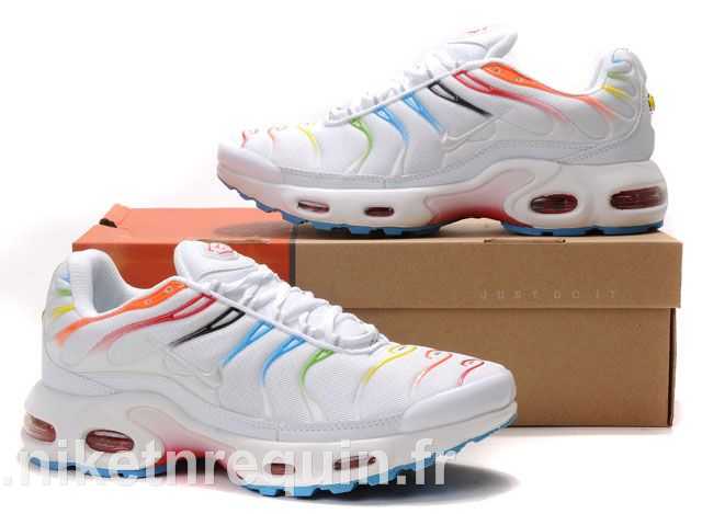 air tn fond blanc visage bleu (1)